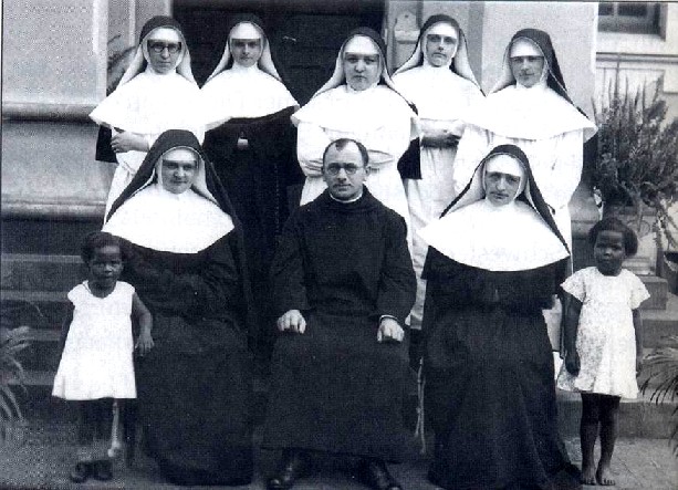 Irmãs Franciscanas da Imaculada Conceição  em frente a Santa Casa de Misericordia  de Barretos