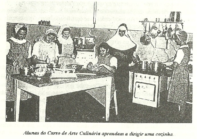 Alunas em atividade na cozinha e com a orientação de Irmã Clara  Sampaio